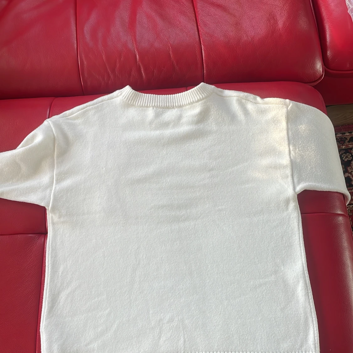 Vit stickad tröja Ami med rött hjärta - 4