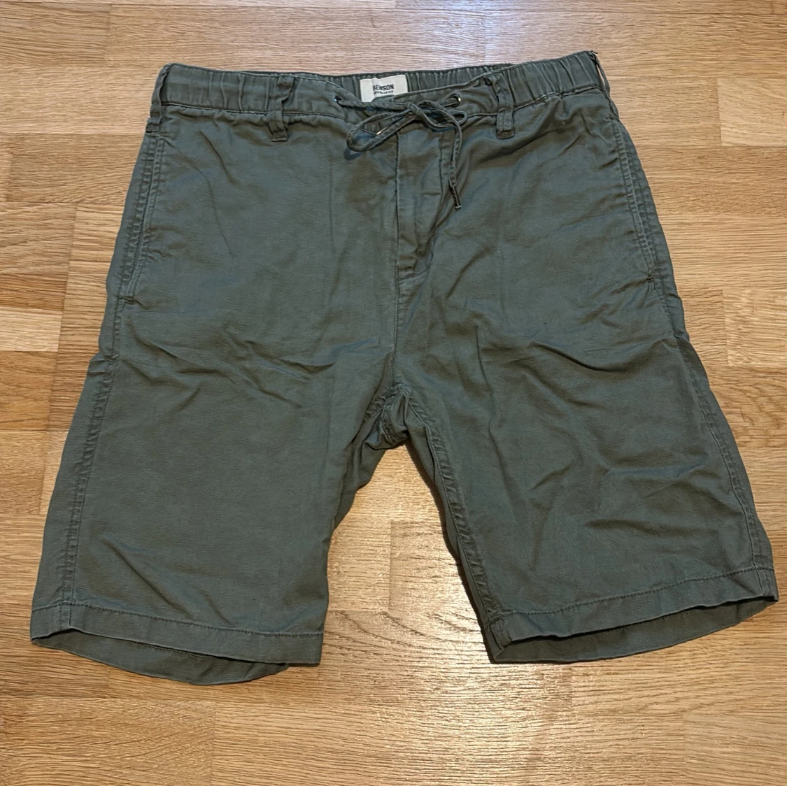 Olivgröna shorts från Benson