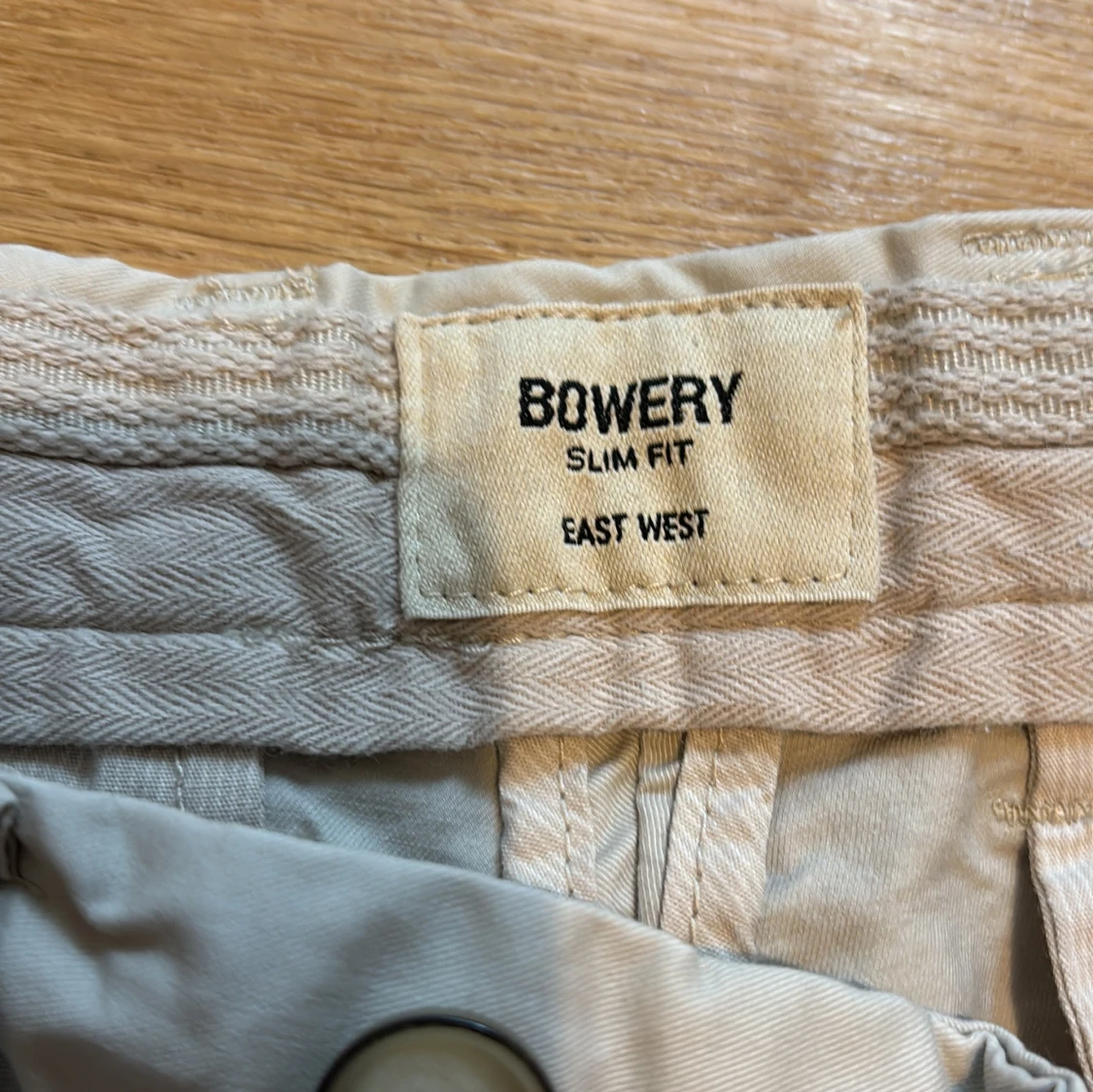 Beige slim fit shorts från Bowery - 1