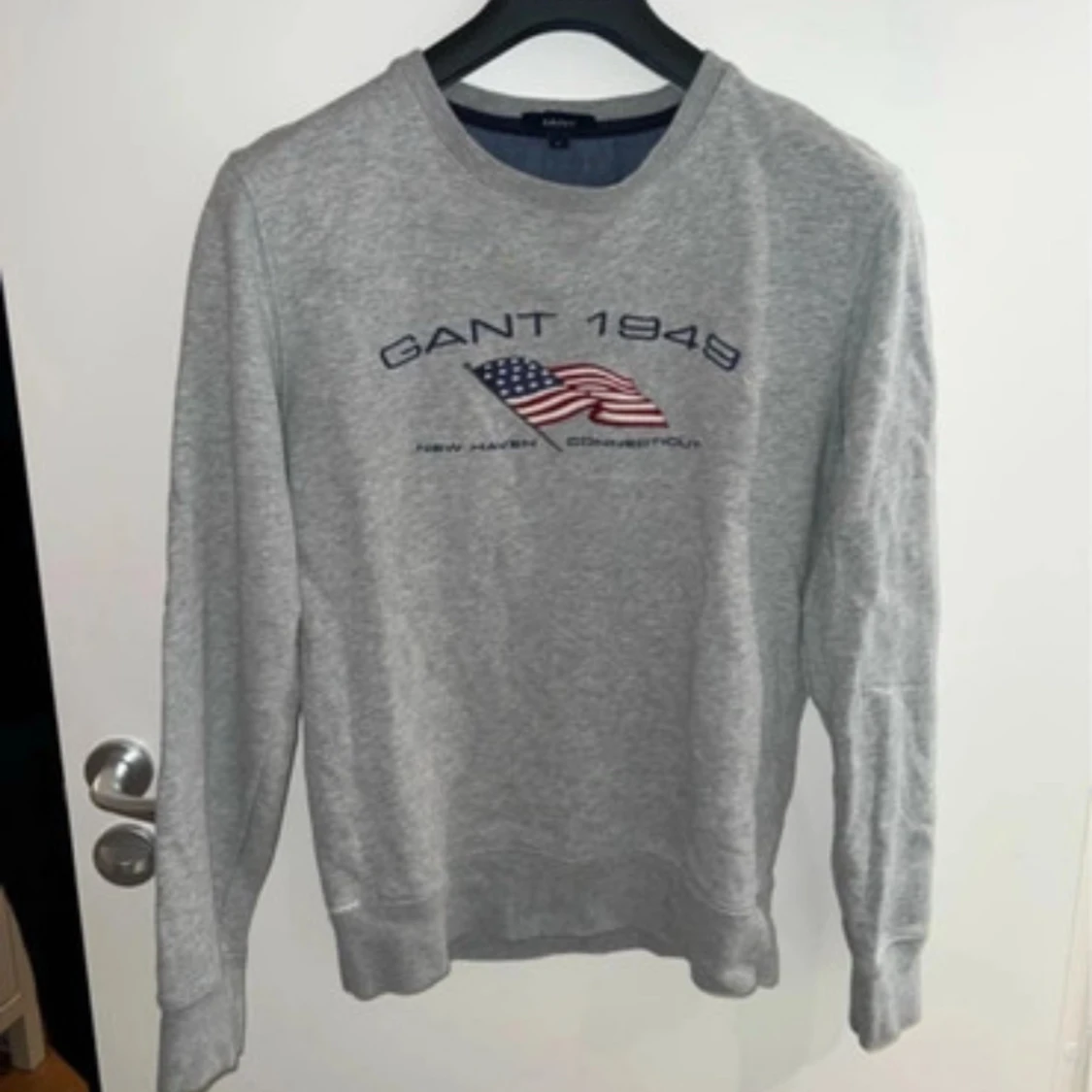 Grå sweatshirt GANT med USA-flagga