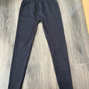 Marinblå träningstights - Tights från HM i strl S, aldrig använda☺️