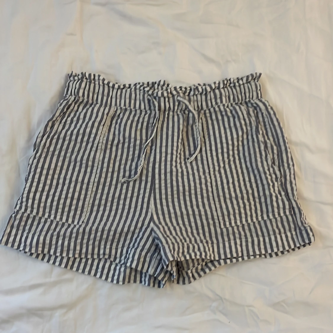 Grå vit randiga shorts