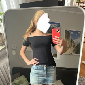 Svart offshoulder topp i bomull S - Svart offshoulder topp med korta ärmar och tight passform. Gjord i mjuk bomull, i storlek S💗