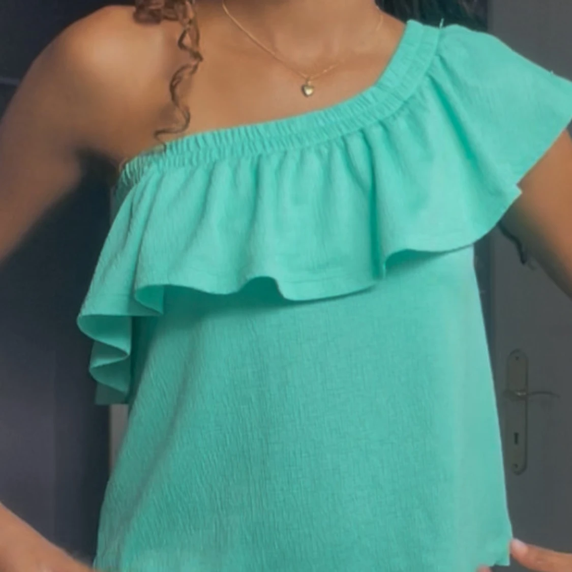 Turkos ärmlös volangtopp