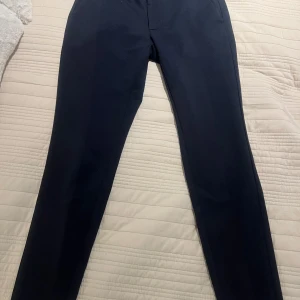 Mörkblåa Only & Sons chinos strl 28/30 - Säljer Mörkblåa Only & Sons chinos i strl 28/30. Det är slim fit och till herr.