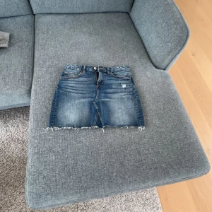 Jeanskjol - Säljer denna superfina vintage mörkblå jeanskjolen med rå kant i storlek 158 men den har justerbar midja som är ganska stretchig. Den är använd typ 2-3 gånger för länge sen men tvättad och i mycket bra skick💕