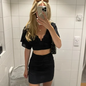 Set med Svart kortkjol och topp - Säljer detta setet i linneblandning från gina tricot, använd fåtal gånger 💗