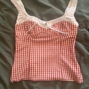 SÖKER DENNA TOPP! - SÖKER, denna topp från zara! Skriv gärna om ni har en.💕💕