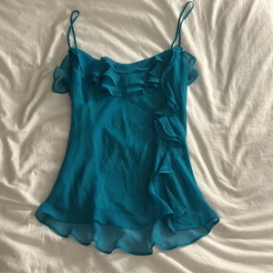 Ibiza topp - Turkost linne i ibiza stil💜 Snygga volanger och tyll material 