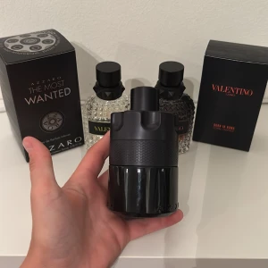 Azzaro The Most Wanted EdP 100ml - Azzaro The Most Wanted Eau de Parfum Intense i en cool svart flaska på 100 ml. Perfekt för dig som vill lukta manlig inför en träff. Kommer med originalkartong. Ca 92-95 ml kvar.
