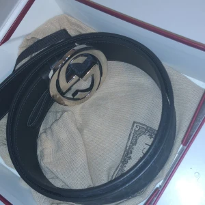 Gucci bälte supreme Äkta  - Äkta bälte med kvitto. Inga tecken på slitage och kommer med all orginal förpackning 