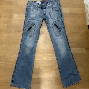 Low waist bootcut - Säljer dessa coola ljusblå byxor med många detaljer. Storlek 27/34❤️