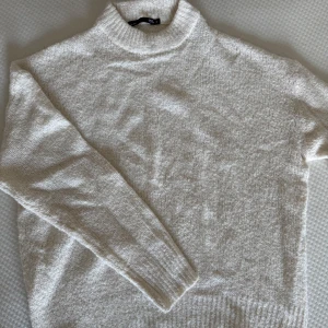 Beige tröja från Lager 157 i stickat - Mysig beige tröja från Lager 157 i stickat material. Tröjan har lång ärm, krage och en klassisk, enkel design som är lätt att matcha. Tröjan är ganska oversized så är stor i storleken. Säljes i storlek S.