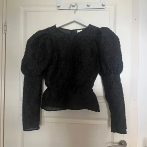Svart blus - Snygg svart blus som jag tyvärr inte längre får användning för 🤩Passar såväl till vardags som till festligare tillfällen ❤️‍🔥(första bilden - framsida o andra bilden - baksida). 