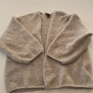 Beige stickad kofta från Lindex - Mysig beige stickad kofta från Lindex i storlek M/L. Koftan har en öppen front utan knappar och är tillverkad i ett mjukt, fluffigt material. Perfekt för lager-på-lager och chill dagar. Ärmarna är långa och modellen är lite loose. PRIS KAN DISKUTERAS!😊