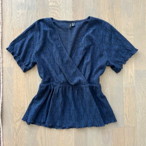 Blå blus  - Blå blus med V-ringning i mycket bra skick 