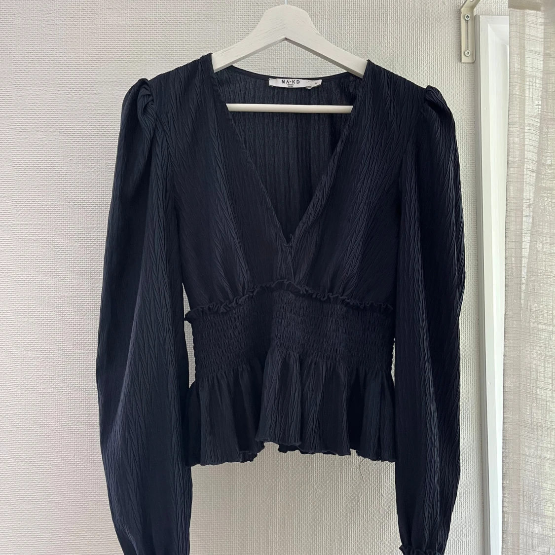 Mörkblå blus med volang från NA-KD - 1