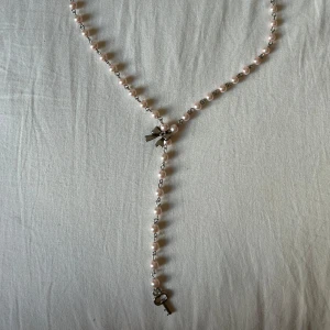 Ljusrosa rosary halsband  - Säljer för jag använder den inte längre 