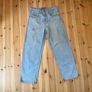 Empyre jeans - Jeans i storlek 30. Använda men fortfarande bra skick.
