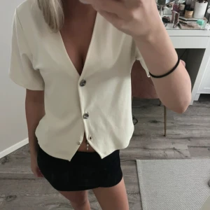 Svart kortkjol i enkel stil - En fin topp från lager 157 som ej kommer till användning!