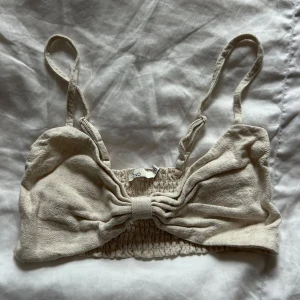 Beige linnetopp från Nelly💗 - Supersöt beige linnetopp från NLY Trend. Toppen är knappt använd och har inga tecken på slitage 💗