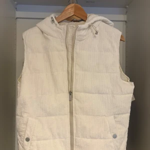 10/10 skick, Vit quiltad dunväst från Paul Taylor - 10/10 i skick, knappt använd.köpt för 1900kr o h priset kan diskuteras. Perfekt för dig som vill ha en snygg och kvalitativ väst för ett bra pris. Säljes pga fick en nästintill likadan som jag ej kan lämna tillbaka så behöver sälja. Köpt i våras så därför ej hunnit bli använd. Passar perfekt på mig som är 185cm lång. Snygg vit dunväst från Paul Taylor i manchester med quiltad. Perfekt för lager-på-lager och chill höst- eller vinterstil.