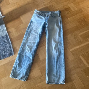 Weekday Arrow Low Straight Jeans ljusblå - Ljusblå low waist jeans från Weekday i modellen Arrow Low Straight, inga defekter ❤️