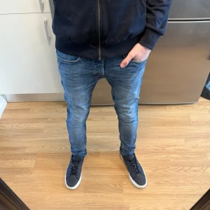 Jack & Jones Jeans - Sjukt snygga ljusblåa Jack & Jones Slim/Glenn jeans i fint skick. Storlek: W29/L32. Mått - Midja: 36cm Benlängd: 102,5cm. Hör av dig vid funderingar!🤩