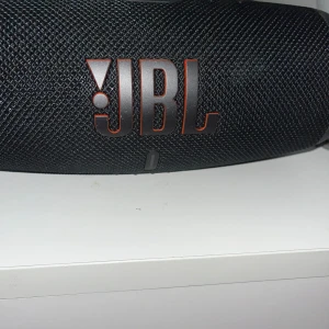JBL högtalare charge 5 som är jätte bra  - Den fungerar jätte bra och it så länge använd cirka 2 månader och man hör jätte bra