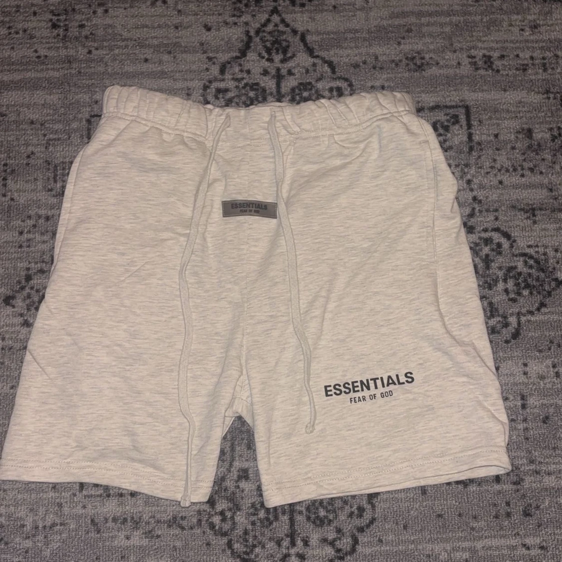 Essentials Fear of God shorts ljusgrå