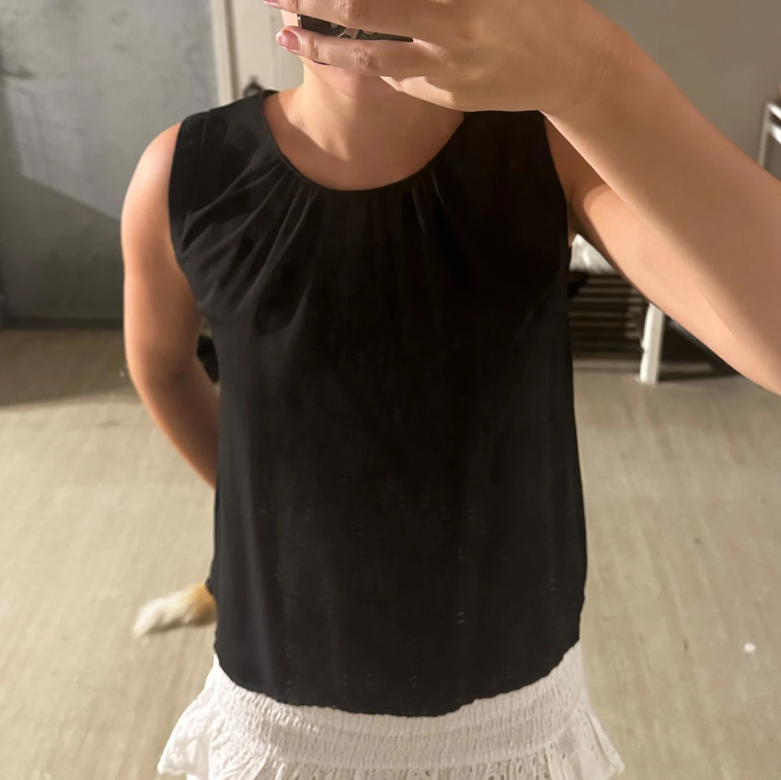 Svart ärmlös blus med rynk vid hals - 1