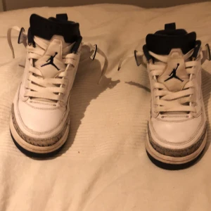 Nike Air Jordan spizike Vit/Marinblå - Säljer ett par Nike Air Jordan spizike Retro i vit och marinblå. Skorna har klassisk Jordan-logga på plösen, snörning och detaljer i grått med mönstrad kant runt sulan. Ovandel i skinn och textil, med robust och ikonisk siluett. Perfekta för dig som gillar streetwear och sneakers med attityd. Ny pris runt 2000 saknar låda men pris kan diskuteras 