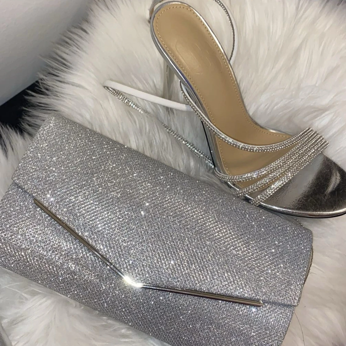 Röd långklänning med paljettdetaljer - 3