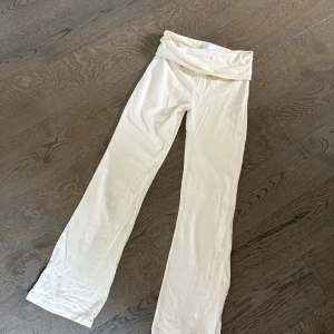 Vita mjukisbyxor med omlottmidja - Såå mysiga yogapants som nästan aldrig är använda (samma modell som de andra jag gråa lagt upp, finns mer detaljerade bilder där! Köpare står för frakt 📦