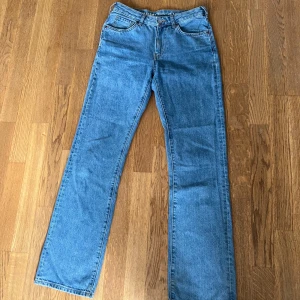 Jeans  - 🤎Jättefina jeans från BikBok - low straight waist i storlek w26 l32 🤎Använda men i jättefint skick  🤎Nypris 699kr 