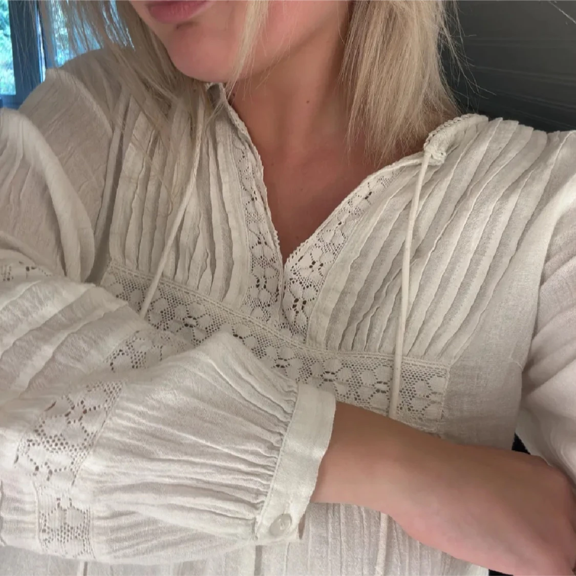 Vit blus med detaljer 