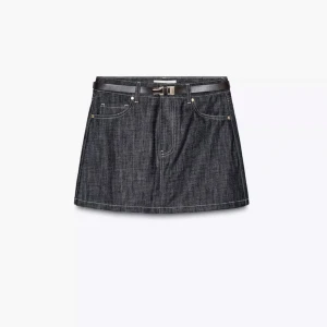 Mörkblå jeanskjol med skärp  - Snygg mörkblå jeanskjol i storlek S som endast är testad, så den är i nyskick! Man får med ett smalt skärp till men som man självklart kan ta på och av beroende på om man vill ha det eller inte. Köpt för : 400kr💓 helt slutsåld på hemsidan.