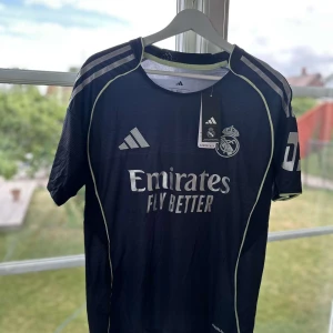 Real Madrid marinblå bortatröja Adidas - Real Madrid tröja. Helt ny aldrig använd. Storlek S men lite stor i storleken. 