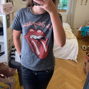 Rolling Stones T-shirt från Zara - Cool Rolling Stones T-shirt från Zara i en lite vintage stil! Stl 134.
