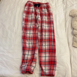 Röda rutiga pyjamasbyxor med rosett - Röda rutiga pyjamasbyxor med rosett. De är ifrån Kappahl i stl 146-152.