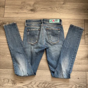 Blå Replay jeans med broderi, W27 L32, ny utan prislapp - Skicka gärna vad du tycker att jeansen är värda, jag är öppen för bud, skicka gärna ett! Blå jeans från Replay i storlek W27 L32 – ny utan prislapp och i mycket bra skick. Fint broderi på linningen baktill och snygg tvättad effekt. Skön stretchig kvalitet och figurnära passform. Ger en extra touch till en vardagsoutfit. Nypris ca 1 500 kr – mitt pris: 599 kr. Kika gärna in min profil, jag lägger upp fler liknande plagg löpande!  Replay jeans blå W27 L32 broderi detaljer stretch denim slim fit tv