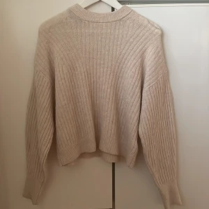 Beige ribbstickad tröja H&M XS - Supermysig beige ribbstickad tröja från H&M i storlek XS. Tröjan har långa sköna armar och lite högre rund halsringning. 