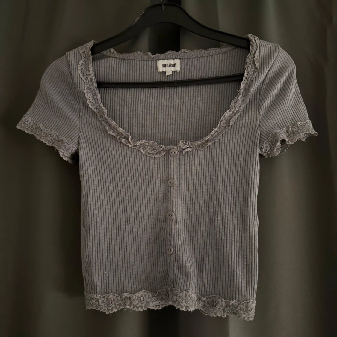 Grå ribbad topp med spets 