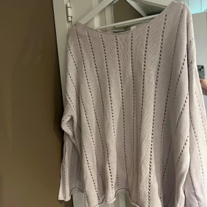 Ljusbeige stickad tröja från 157 - Säljer en ljusbeige stickad tröja från 157 i storlek XL. Tröjan har ett snyggt hålmönster i lodräta ränder och är långärmad med avslappnad passform. Perfekt för lager-på-lager och chill dagar.