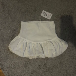 Vit volangkjol från Pull&Bear  - Helt oanvänd 