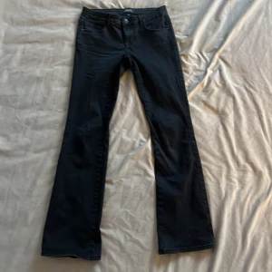 Svarta bootcut jeans från ONLY - Säljer några super snygga svarta jeans från ONLY, jeansen är i storlek 30/Soch är i väldigt bra skick. Skriv för fler bilder eller frågor🤗
