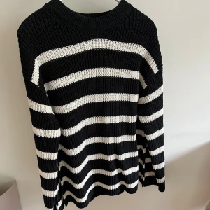 Stickad tröja  - Slits i sidan. Använd fåtal gånger. Normal i storlek. 