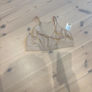 Beige ribbad mjuk bh - Säljer en enkel och stilren beige mjuk bh smala axelband och ribbad kant nedtill. Storlek 75D