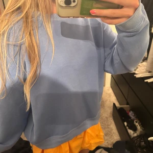 Ljusblå oversized sweatshirt - Enkel och snygg ljusblå sweatshirt med oversized passform. Tröjan har rund halsringning, ribbade muddar och är långärmad. Perfekt för en chill och avslappnad stil. Tillverkad i mjuk bomull som känns skön mot huden. Från arket, modellen heter French terry