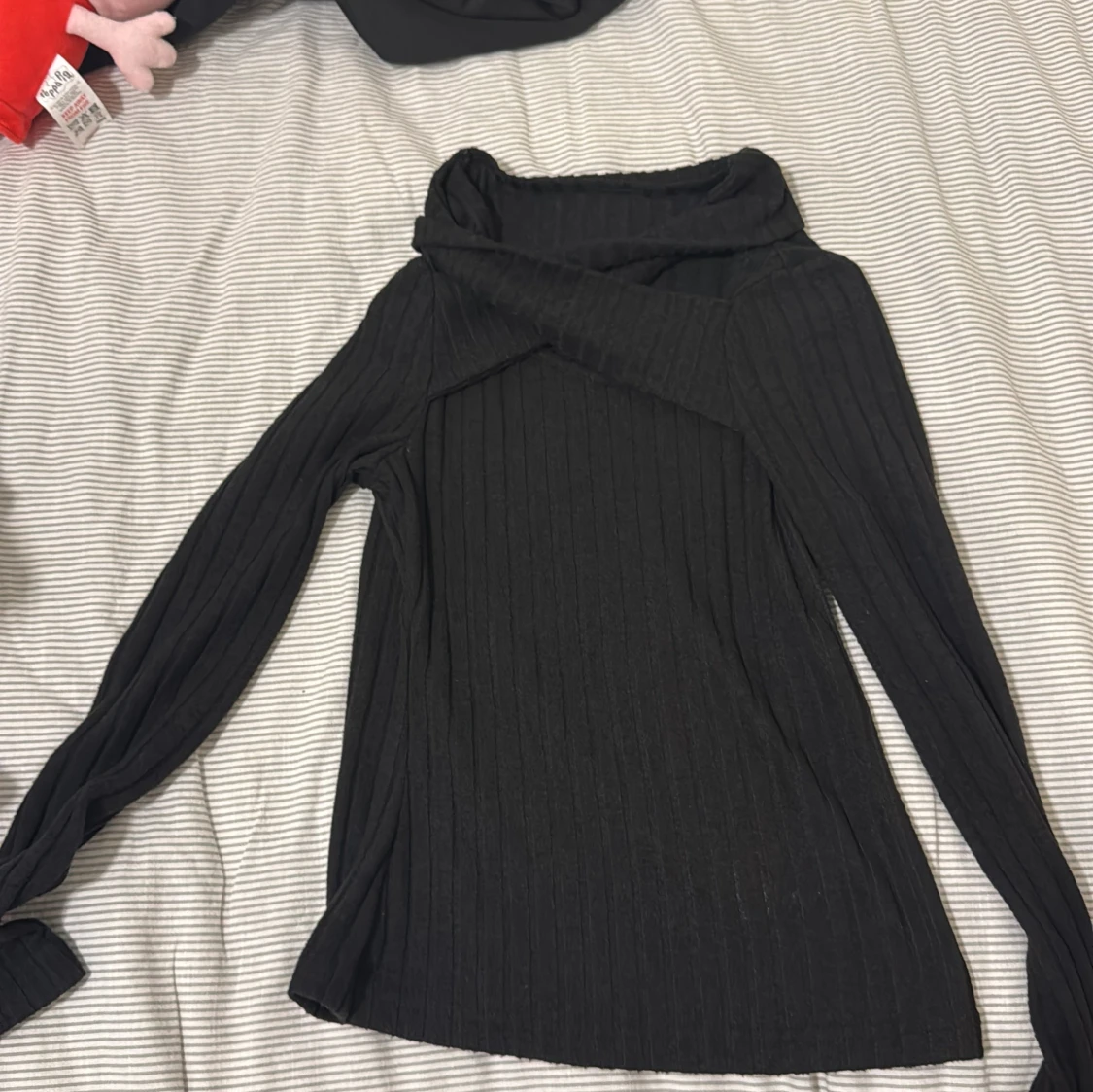 Svart ribbad långärmad tröja - 2